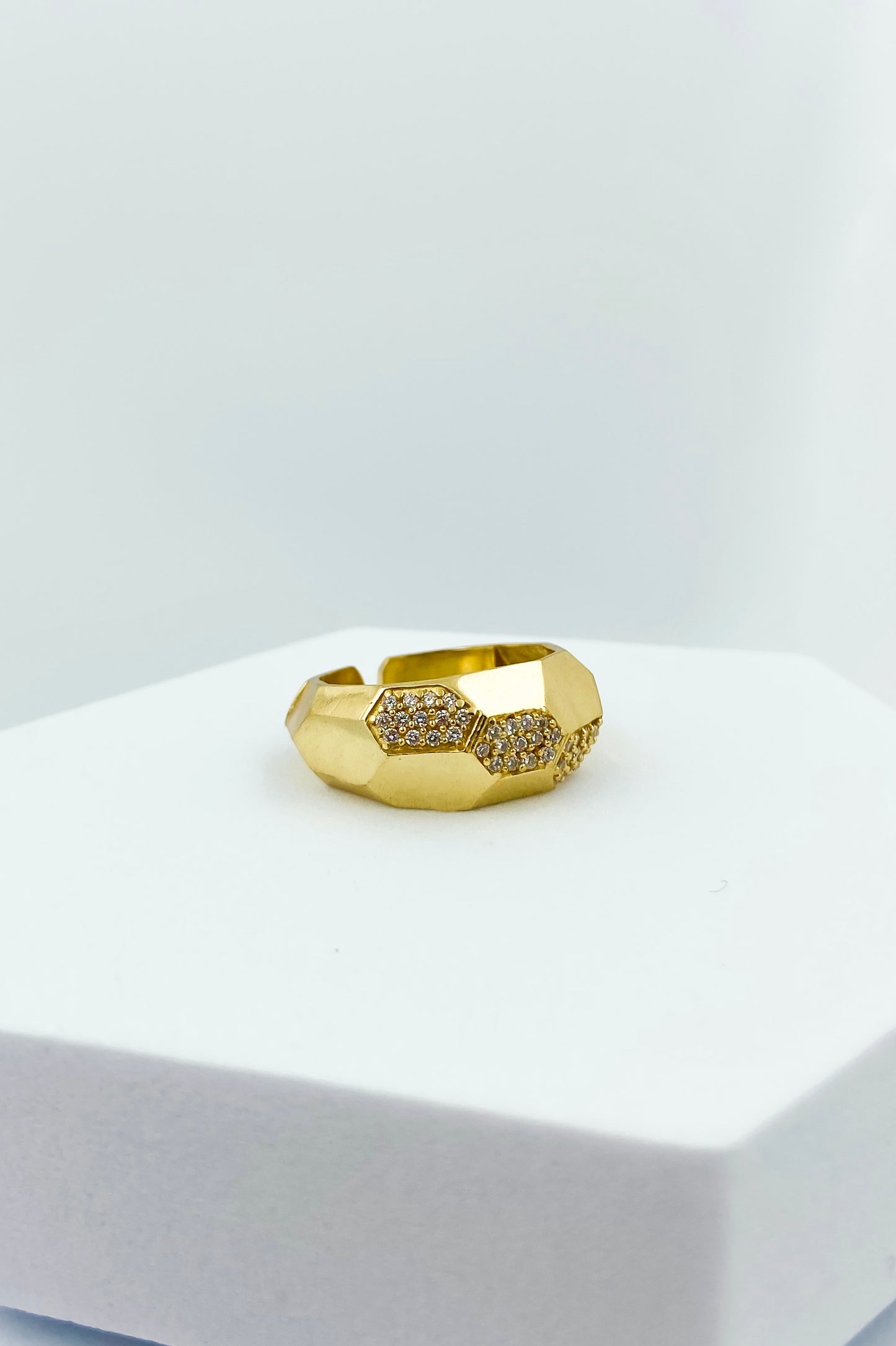 Vera Hexa Pave Ring